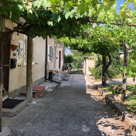 Il Rustico Due A Bugnara Nella Valle Del Sagittario Sulmona Bagian luar foto